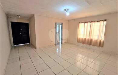 Imagem: A casa possui 2 Dormitórios, 1 Banheiro, 2 Vagas na garagem