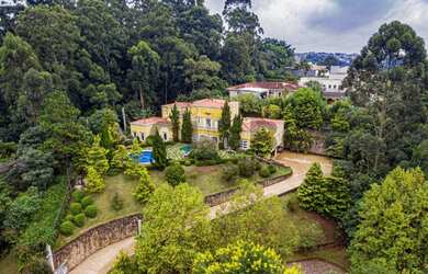 Imagem: A casa em condomínio possui 4 Dormitórios, 5 Banheiros, 5