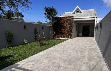 Imagem: A casa possui 4 Dormitórios, 3 Banheiros, 2 Vagas na garagem