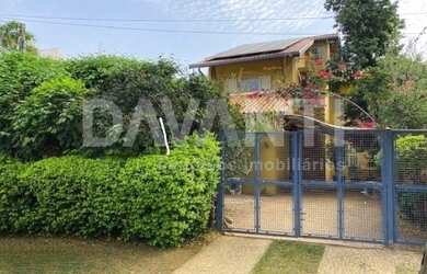 Imagem: A casa possui 5 Dormitórios, 4 Banheiros, 2 Vagas na garagem