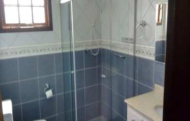 Imagem: A casa possui 4 Dormitórios, 1 Banheiro, 4 Vagas na garagem