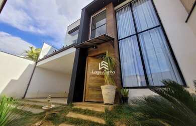 Imagem: A casa possui 3 Dormitórios, 1 Banheiro, 2 Vagas na garagem