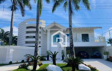 Imagem: A casa em condomínio possui 5 Dormitórios, 5 Banheiros, 5