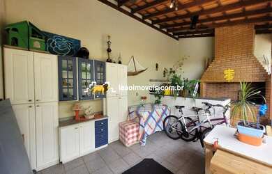 Imagem: A casa possui 4 Dormitórios, 4 Banheiros, 3 Vagas na garagem