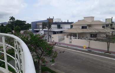 Imagem: A casa possui 3 Dormitórios, 3 Banheiros, 2 Vagas na garagem