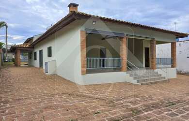 Imagem: A casa possui 4 Dormitórios, 3 Banheiros, 5 Vagas na garagem