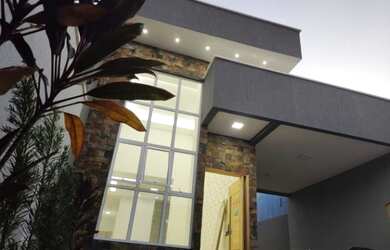 Imagem: A casa possui 4 Dormitórios, 1 Banheiro, 2 Vagas na garagem