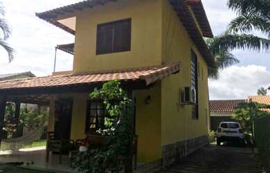 Imagem: A casa possui 3 Dormitórios, 2 Banheiros, 2 Vagas na garagem