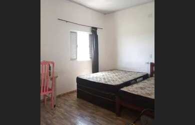 Imagem: A casa possui 1 Dormitório e 1 Banheiro e está localizado