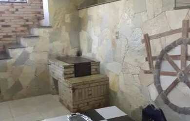 Imagem: A casa possui 3 Dormitórios, 1 Banheiro, 1 Vaga na garagem