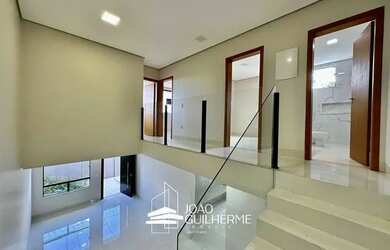 Imagem: A casa possui 3 Dormitórios, 3 Banheiros, 2 Vagas na garagem