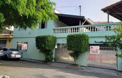 Imagem: A casa possui 3 Dormitórios, 2 Banheiros, 2 Vagas na garagem