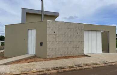 Imagem: A casa possui 3 Dormitórios, 2 Banheiros e está localizado