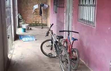 Imagem: A casa possui 2 Dormitórios, 1 Banheiro e 2 Vagas na garagem