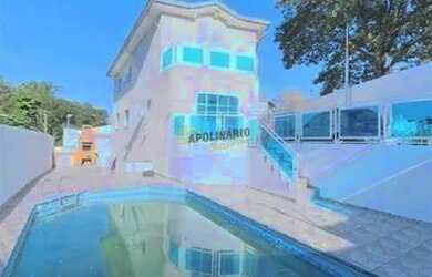 Imagem: A casa possui 4 Dormitórios, 2 Banheiros, 5 Vagas na garagem