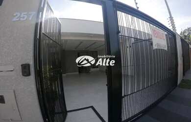 Imagem: A casa possui 3 Dormitórios, 2 Banheiros, 3 Vagas na garagem