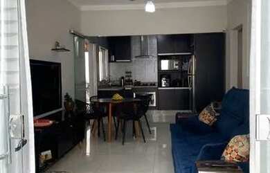 Imagem: A casa possui 2 Dormitórios, 1 Banheiro, 1 Vaga na garagem