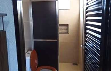 Imagem: A casa possui 1 Dormitório, 1 Banheiro e está localizado