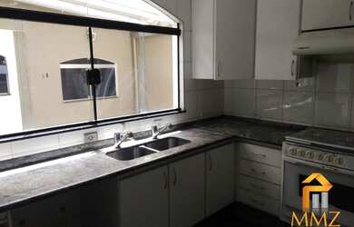 Imagem: A casa possui 4 Dormitórios, 5 Banheiros, 4 Vagas na garagem