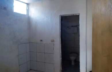 Imagem: A casa possui 2 Dormitórios, 1 Banheiro e está localizado