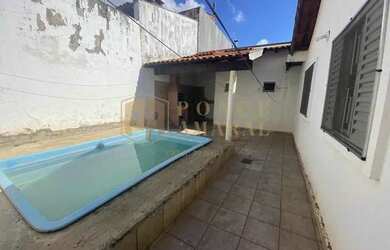 Imagem: A casa possui 3 Dormitórios, 2 Banheiros, 4 Vagas na garagem