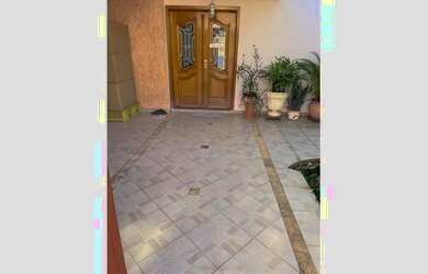 Imagem: A casa possui 4 Dormitórios, 3 Banheiros, 2 Vagas na garagem