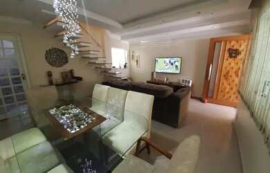 Imagem: A casa possui 3 Dormitórios, 3 Banheiros, 2 Vagas na garagem