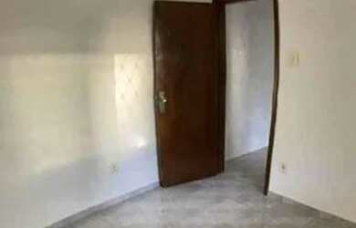 Imagem: A casa possui 3 Dormitórios, 1 Banheiro, 1 Vaga na garagem