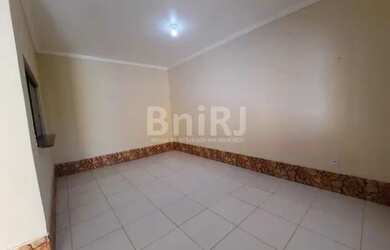 Imagem: A casa possui 3 Dormitórios, 1 Banheiro, 1 Vaga na garagem