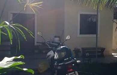 Imagem: A casa possui 2 Dormitórios, 2 Banheiros, 2 Vagas na garagem