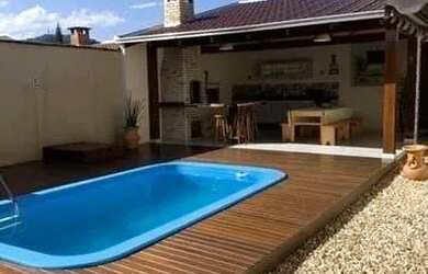 Imagem: A casa possui 3 Dormitórios, 3 Banheiros, 1 Vaga na garagem