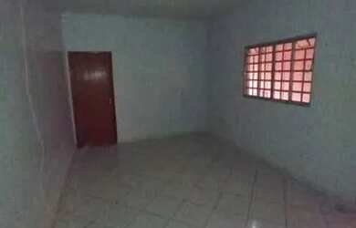 Imagem: A casa possui 3 Dormitórios, 2 Banheiros, 3 Vagas na garagem