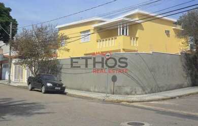 Imagem: A casa possui 4 Dormitórios, 5 Banheiros, 3 Vagas na garagem