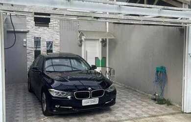 Imagem: A casa possui 3 Dormitórios, 2 Banheiros, 2 Vagas na garagem