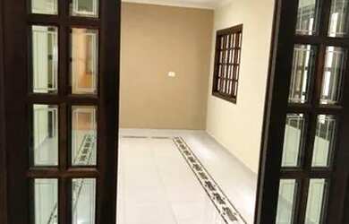 Imagem: A casa possui 2 Dormitórios, 2 Banheiros, 2 Vagas na garagem