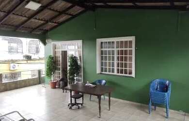 Imagem: A casa possui 5 Dormitórios, 3 Banheiros, 2 Vagas na garagem