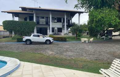 Imagem: A casa possui 5 Dormitórios, Acomodam 12 pessoas, 5 Vagas na