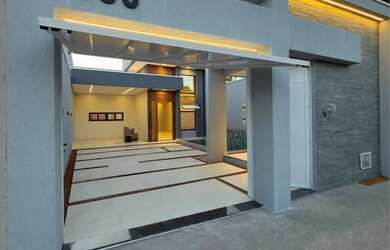 Imagem: A casa possui 3 Dormitórios, 2 Banheiros e 2 Vagas na garagem