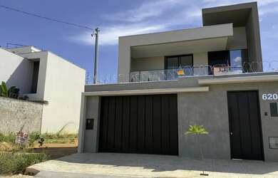 Imagem: A casa possui 4 Dormitórios, 4 Banheiros, 4 Vagas na garagem