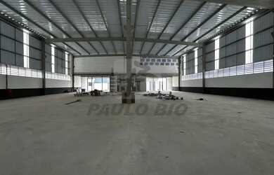 Imagem: O depósito possui 5 Vagas na garagem, 2.200m² de Área e