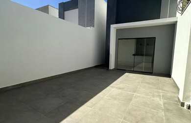 Imagem: A casa possui 3 Dormitórios, 2 Banheiros, 2 Vagas na garagem