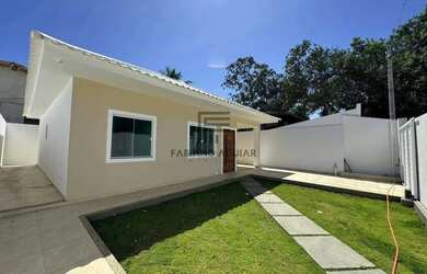 Imagem: A casa possui 3 Dormitórios, 2 Banheiros, 2 Vagas na garagem