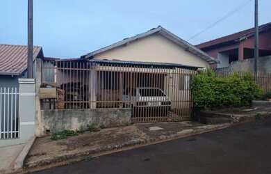 Imagem: A casa possui 3 Dormitórios, 1 Banheiro, 1 Vaga na garagem