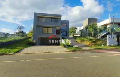 Imagem: A casa em condomínio possui 4 Dormitórios, 5 Banheiros, 4