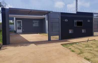 Imagem: A casa possui 2 Dormitórios, 2 Banheiros, 2 Vagas na garagem