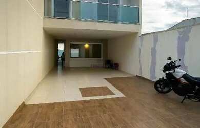 Imagem: A casa possui 3 Dormitórios, 3 Banheiros, 2 Vagas na garagem