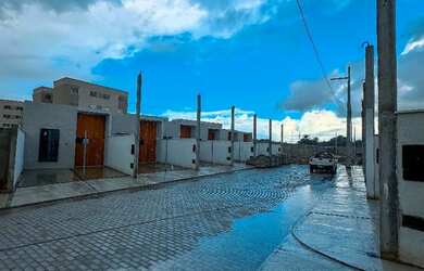 Imagem: A casa possui 3 Dormitórios, 2 Banheiros, 2 Vagas na garagem