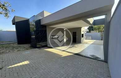 Imagem: A casa possui 3 Dormitórios, 2 Banheiros, 4 Vagas na garagem