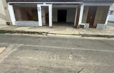 Imagem: A casa possui 3 Dormitórios, 2 Banheiros, 1 Vaga na garagem