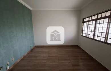 Imagem: A casa possui 3 Dormitórios, 1 Banheiro, 2 Vagas na garagem